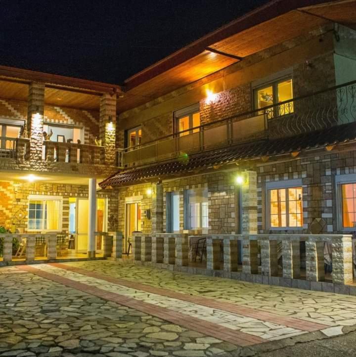 Το Πετρινο Hotel Káto Loutrákion Exterior foto